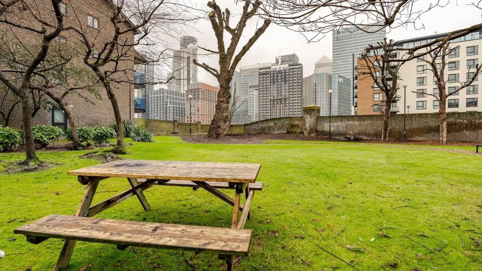 Апартаменты Private Garden Property London Canary Wharf East